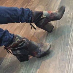 🆕 Chunky Heel Floral Velour Bootie 👢